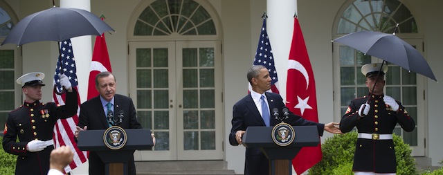 Obama, i marines e gli ombrelli
