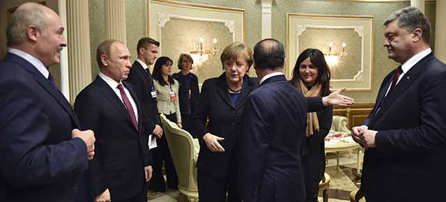 Da sinistra a destra: il presidente bielorusso Alexander Lukashenko, il presidente russo Vladimir Putin, la cancelliera tedesca Angela Merkel, il presidente francese François Hollande e il presidente ucraino Petro Poroshenko riuniti prima di iniziare i negoziati, a Minsk, Bielorussia, 11 febbraio 2015. (AP Photo/ Mykola Lazarenko/Pool)
