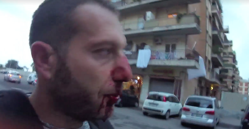 Il video del giornalista picchiato mentre faceva domande su CasaPound e la mafia a Ostia