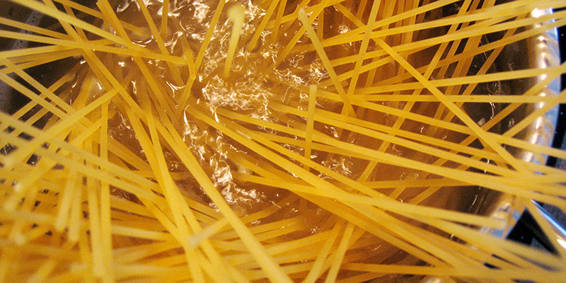 Provate a spezzare uno spaghetto in due