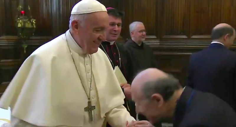 Il Papa voleva solo evitare di diffondere germi