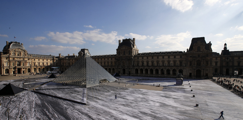 La piramide del Louvre sembra sprofondata, grazie a questa installazione
