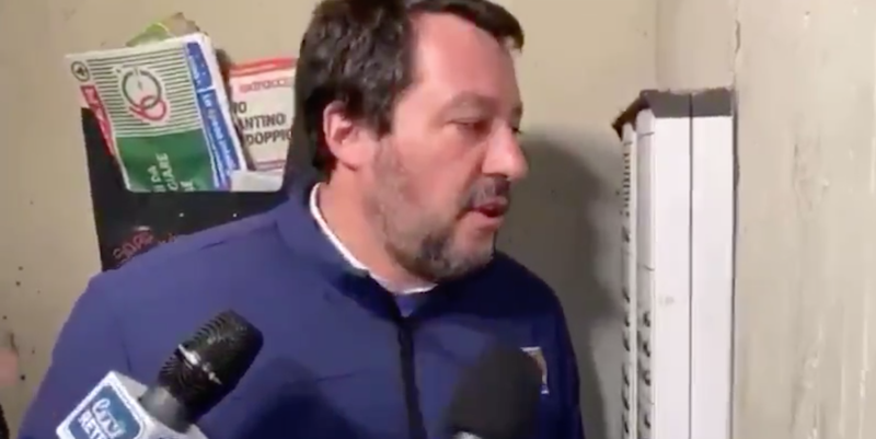 Il video di Salvini che citofona a casa di un presunto spacciatore, a Bologna