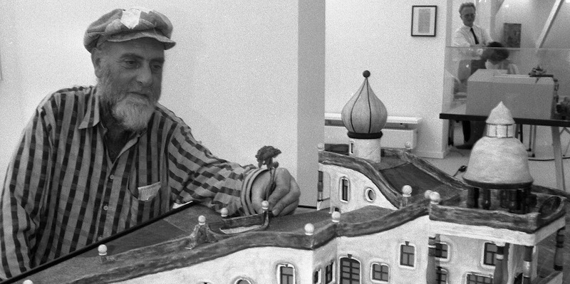 Friedensreich Hundertwasser nel 1988 accanto al modellino di un edificio pubblico progettato per Francoforte. (AP Photo/Bernd Kammerer)