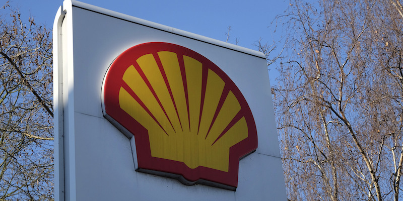 Un tribunale olandese ha ordinato a Shell di ridurre le emissioni più di quanto aveva promesso