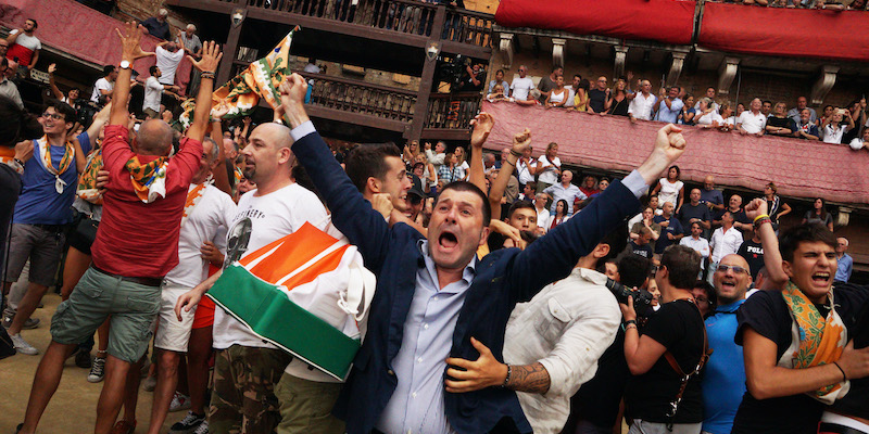 I contradaioli della Selva esultano per la vittoria dell'ultimo Palio corso nel 2019 (Alessandro La Rocca/LaPresse)