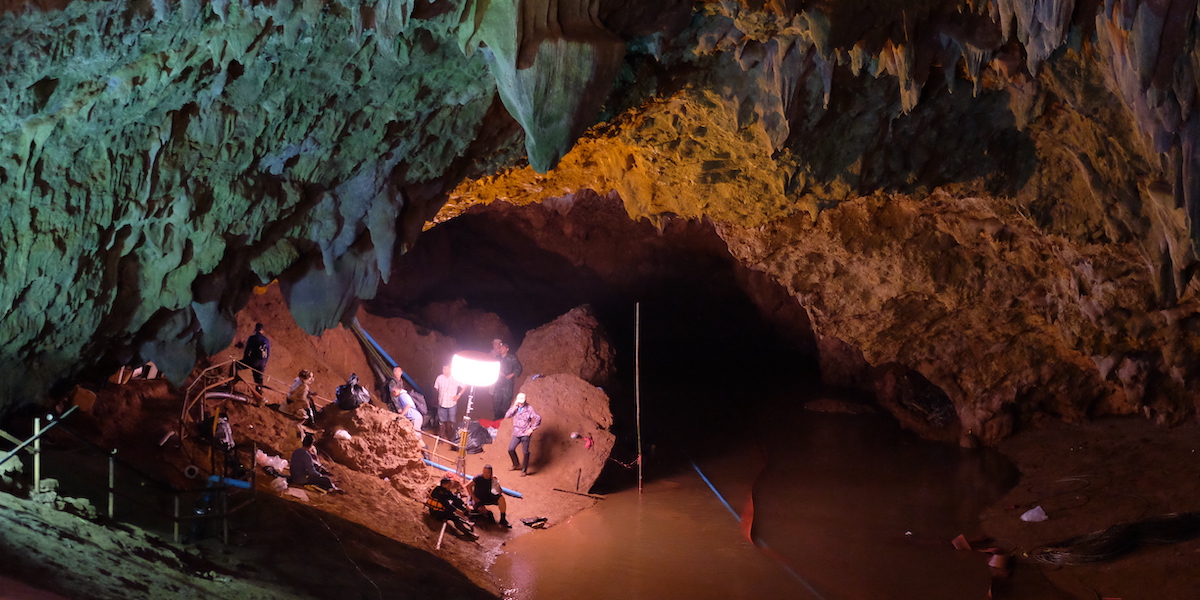 Cinque anni fa 12 ragazzi e il loro allenatore rimasero intrappolati in questa grotta in Thailandia