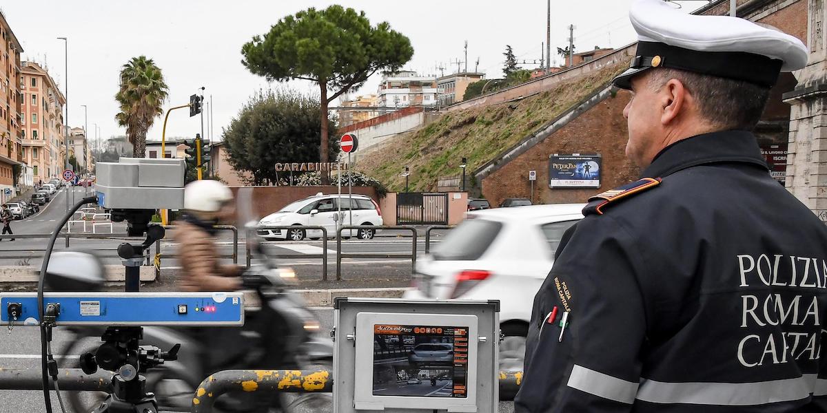 Una pattuglia della polizia municipale di Roma Capitale esegue controlli della velocità
(ANSA/ALESSANDRO DI MEO)