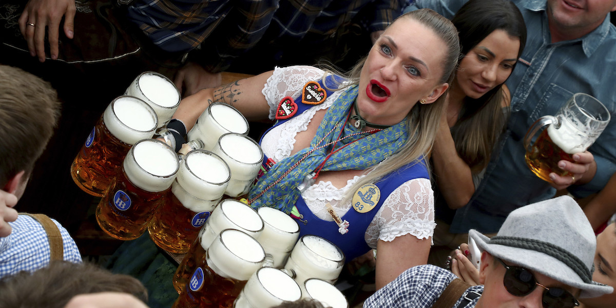 Il lavoraccio delle cameriere all’Oktoberfest