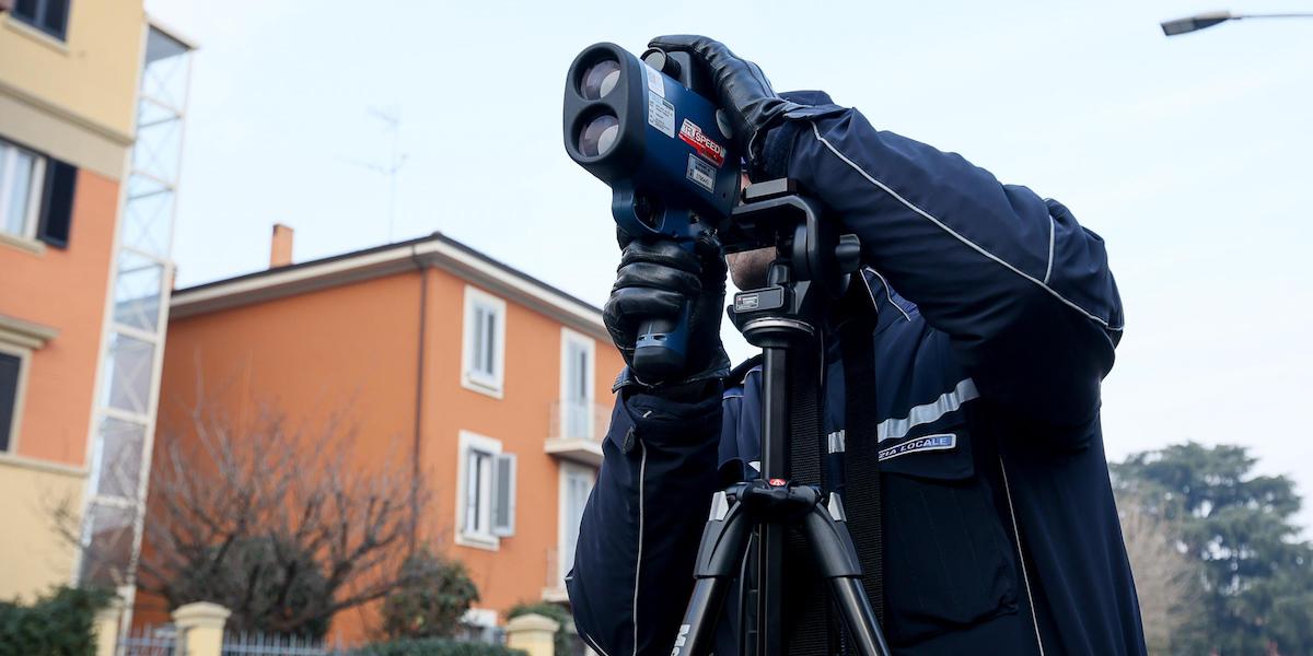 Agente della polizia locale di Bologna impegnato in controlli della velocità
