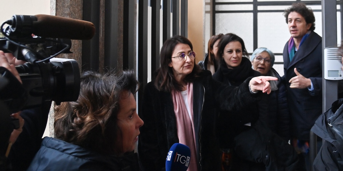 Da sinistra: Filomena Gallo, segretaria nazionale dell'associazione Luca Coscioni, Chiara Lalli, giornalista e bioeticista, Felicetta Maltese, attivista, e Marco Cappato, tesoriere dell'associazione Luca Coscioni, alla stazione dei carabinieri di Santa Maria Novella, a Firenze, il 9 dicembre 2022