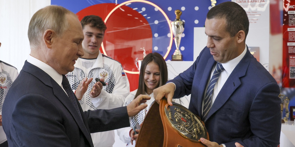 Le molte polemiche attorno all’IBA, e ai suoi legami con la Russia