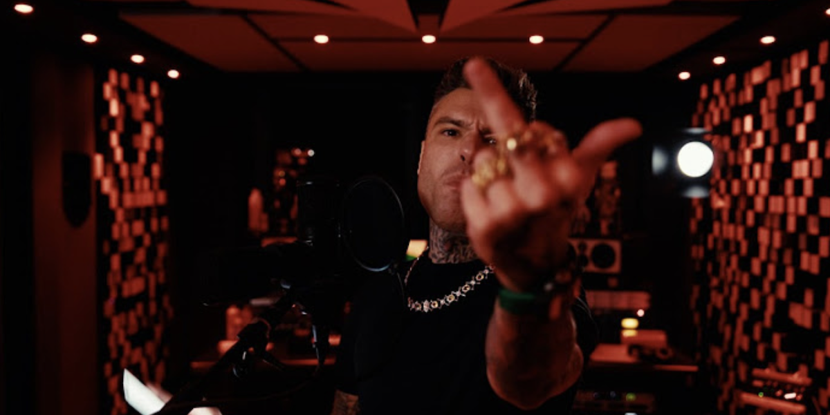 Uno screenshot del video del brano di Fedez contro Tony Effe “L'infanzia difficile di un benestante" (@FedezChanneL / YouTube)