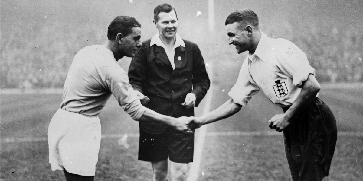 La stretta di mano tra i capitani delle due squadre (Topical Press Agency/Getty Images)