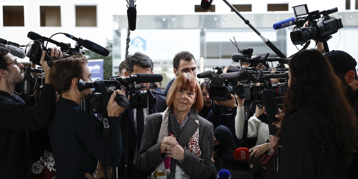 Gisèle Pelicot circondata dai giornalisti al tribunale di Avignone, il 25 novembre 2024 (EPA/YOAN VALAT/ANSA)