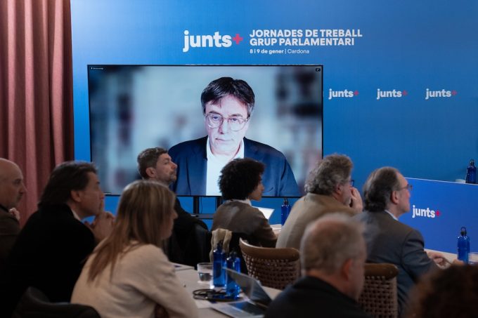 Carles Puigdemont interviene, da remoto, a una riunione di Junts, l'8 gennaio