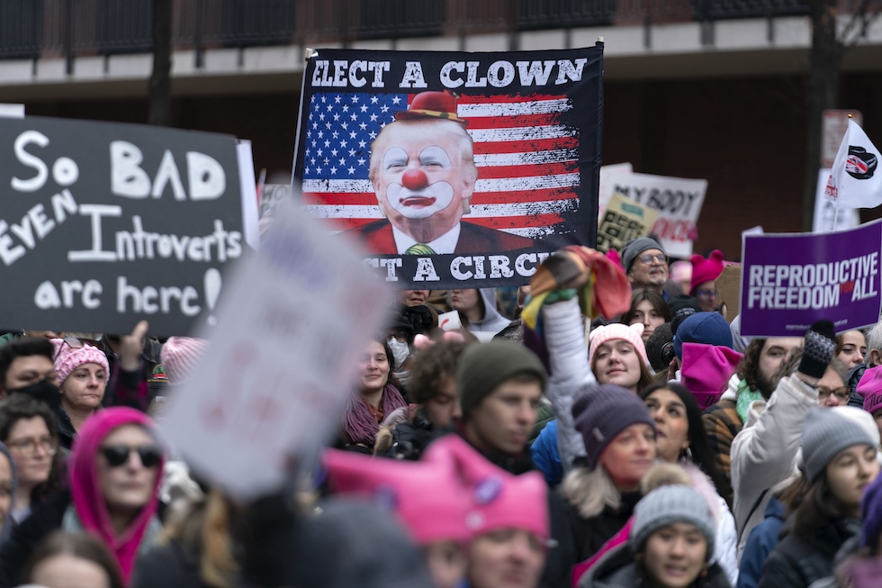 Una protesta contro Donald Trump organizzata a Washington il 18 gennaio 