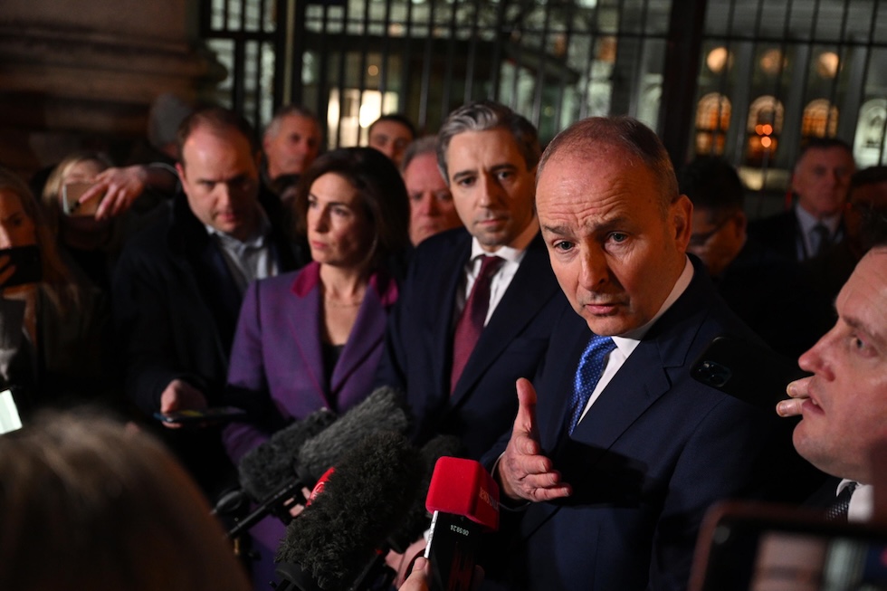 Micheál Martin, in primo piano, e Simon Harris parlano coi giornalisti fuori dal parlamento, a Dublino il 22 gennaio 