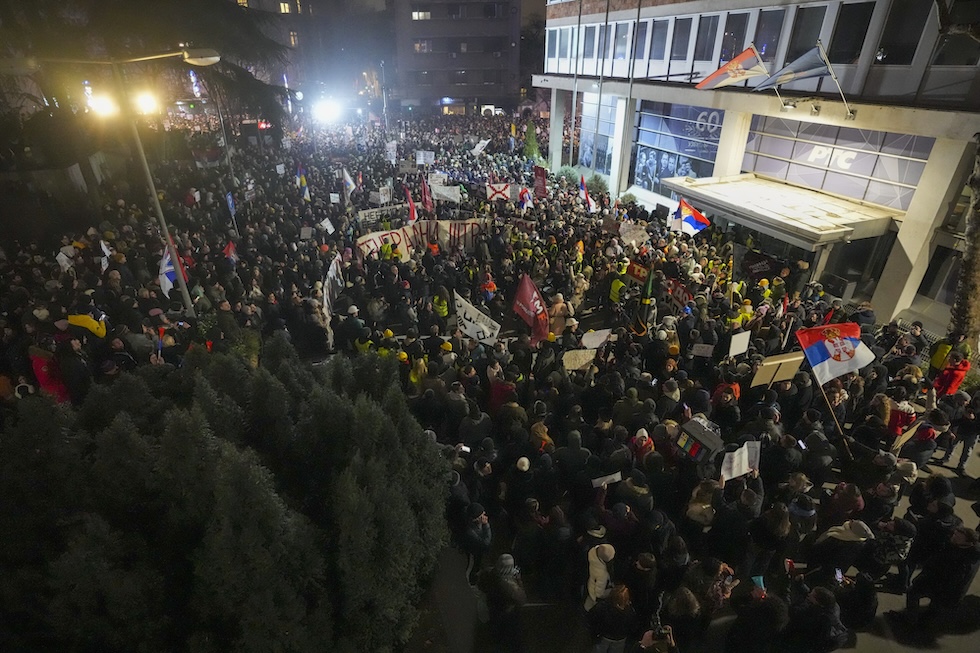 La protesta sotto la sede della tv statale RTS, il 17 gennaio 