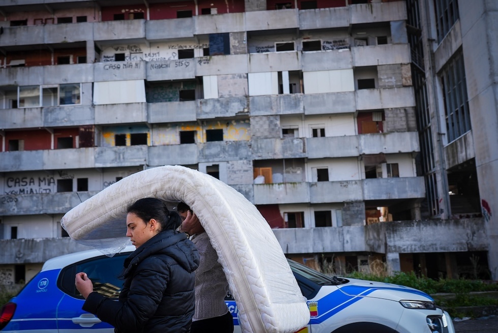 Una foto dello sgombero della vela rossa di Scampia, 2 gennaio 2025