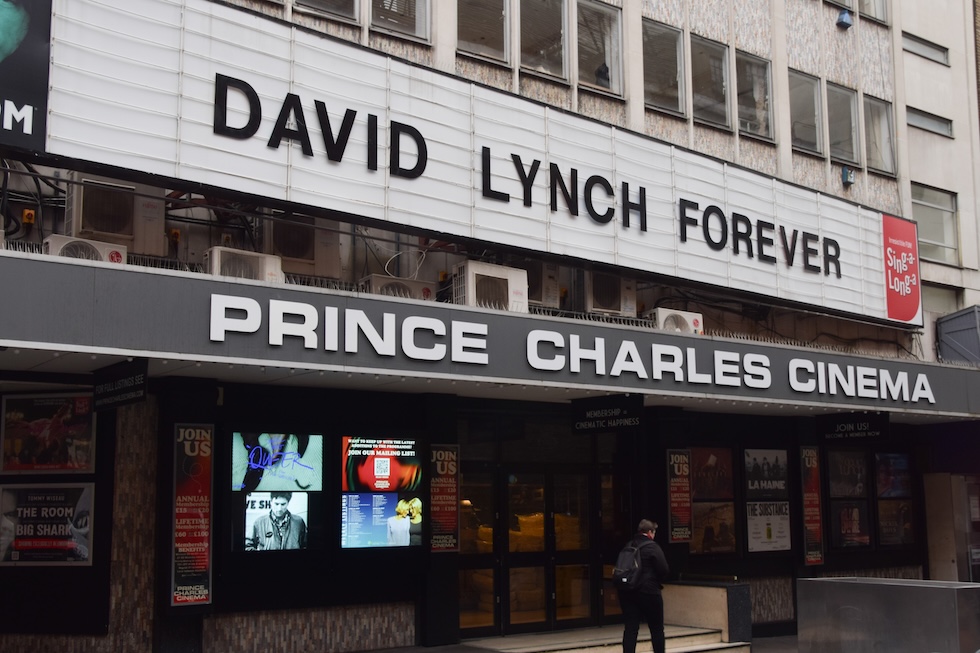 Il messaggio "David Lynch Forever" sul cartellone del cinema
