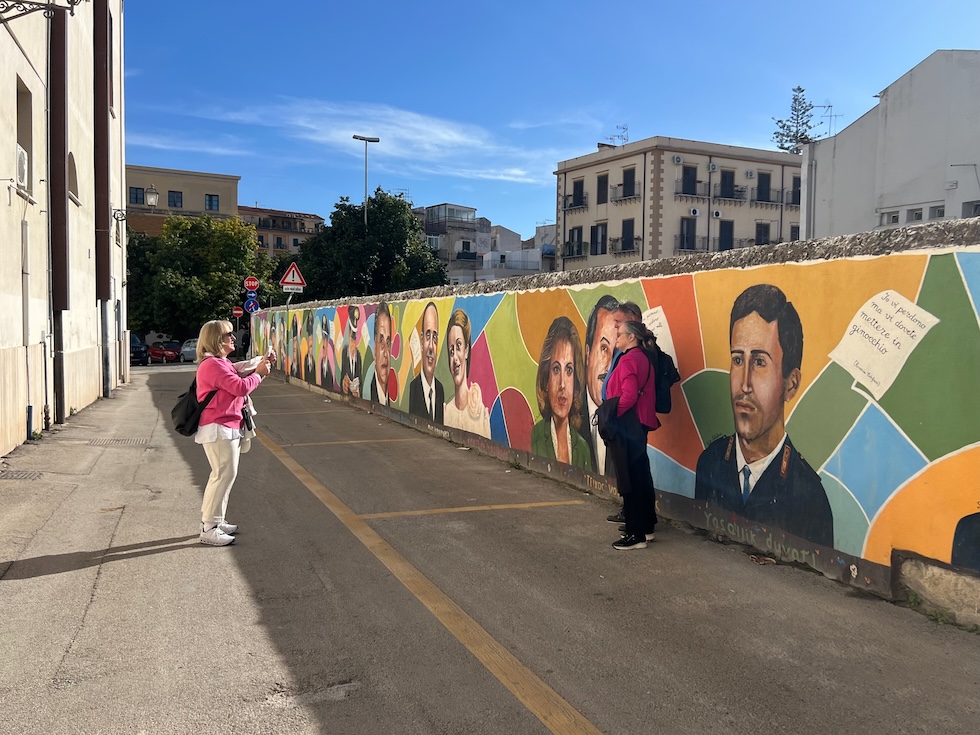 Turisti tedeschi si fanno una doto di fronte al muro della legalità, a Palermo
