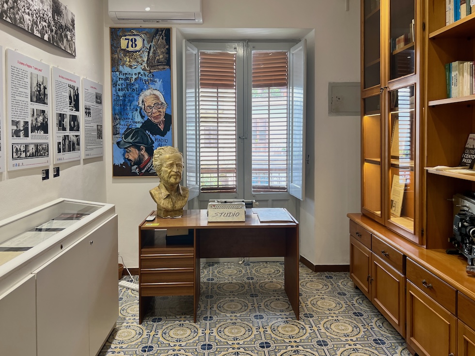 La scrivania di Peppino Impastato all'interno di Casa Memoria, a Cinisi