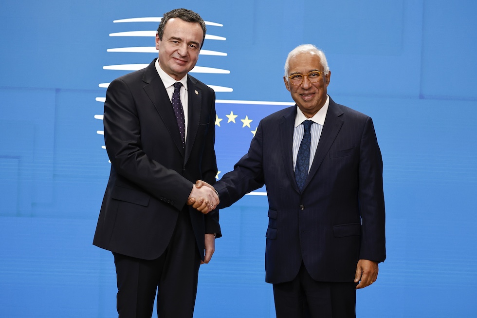 Il primo ministro del Kosovo Albin Kurti (sinistra) e il presidente del Consiglio Europeo, Antonio Costa, a dicembre del 2024