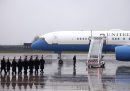 un gruppo di gendarmi francesi in uniforme vicino a un aereo su una pista di atterraggio