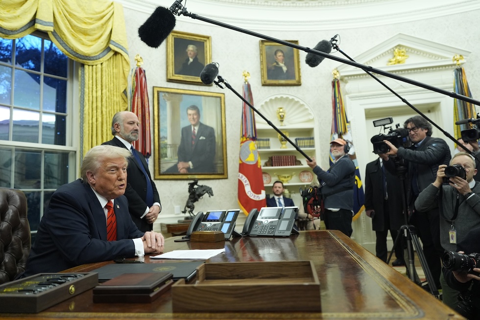 Donald Trump parla con i giornalisti nello Studio ovale della Casa Bianca, il 10 febbraio