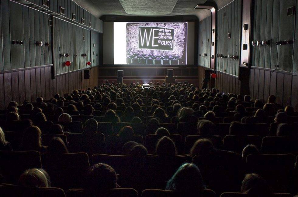 La sala interna del cinema Zvezda