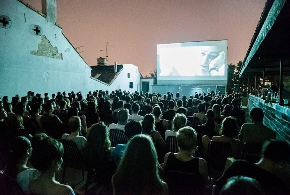 Una proiezione all'aperto al Cinema Zvezda