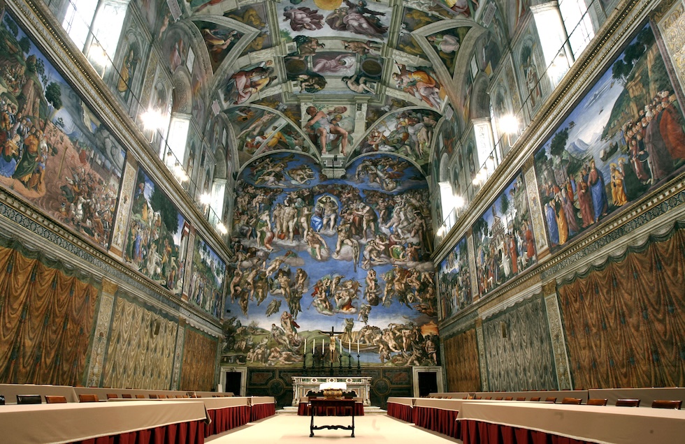La Cappella Sistina, con i tavoli disposti lungo i lati più lunghi della sala