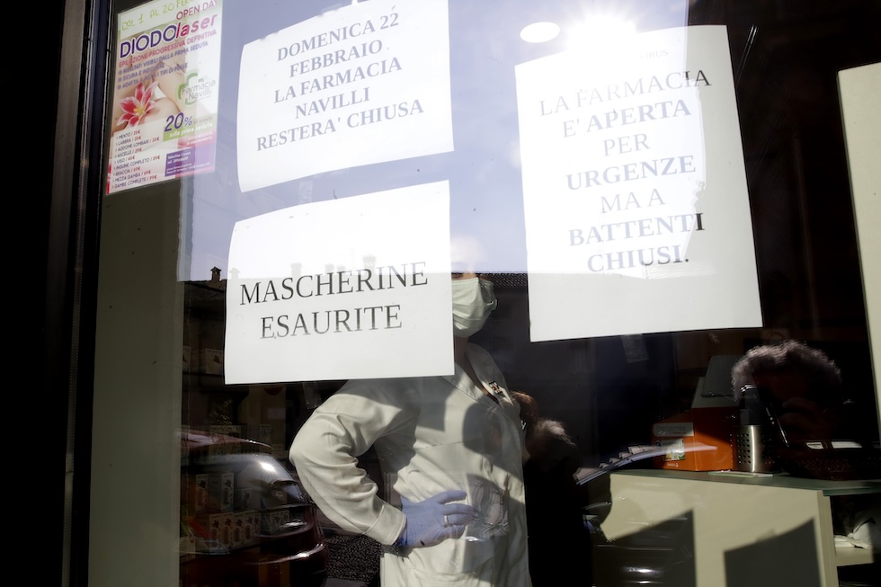 Mascherine esaurite in una farmacia di Codogno