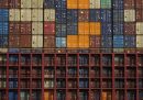 Container impilati su una nave cargo che attraversa il canale di Panama