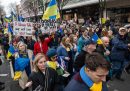 Una manifestazione contro l'invasione della Russia in Ucraina. Lunedì 23 febbraio saranno passati tre anni dall'inizio della guerra.