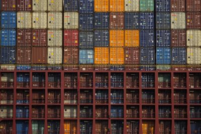 Container impilati su una nave cargo che attraversa il canale di Panama