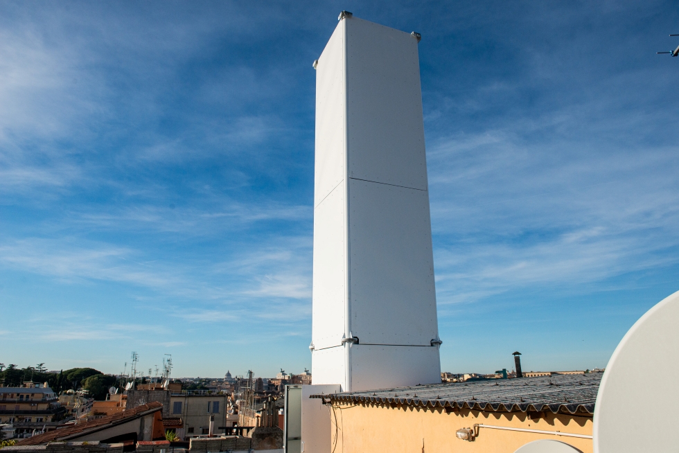 L’antenna ripetitore sul palazzo di via dei Querceti. Lunedì 16 Dicembre 2024 (foto Valentina Stefanelli / LaPresse)