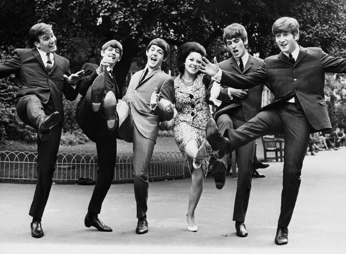 Una foto dei I Beatles con giacche a tre bottoni nel 1963