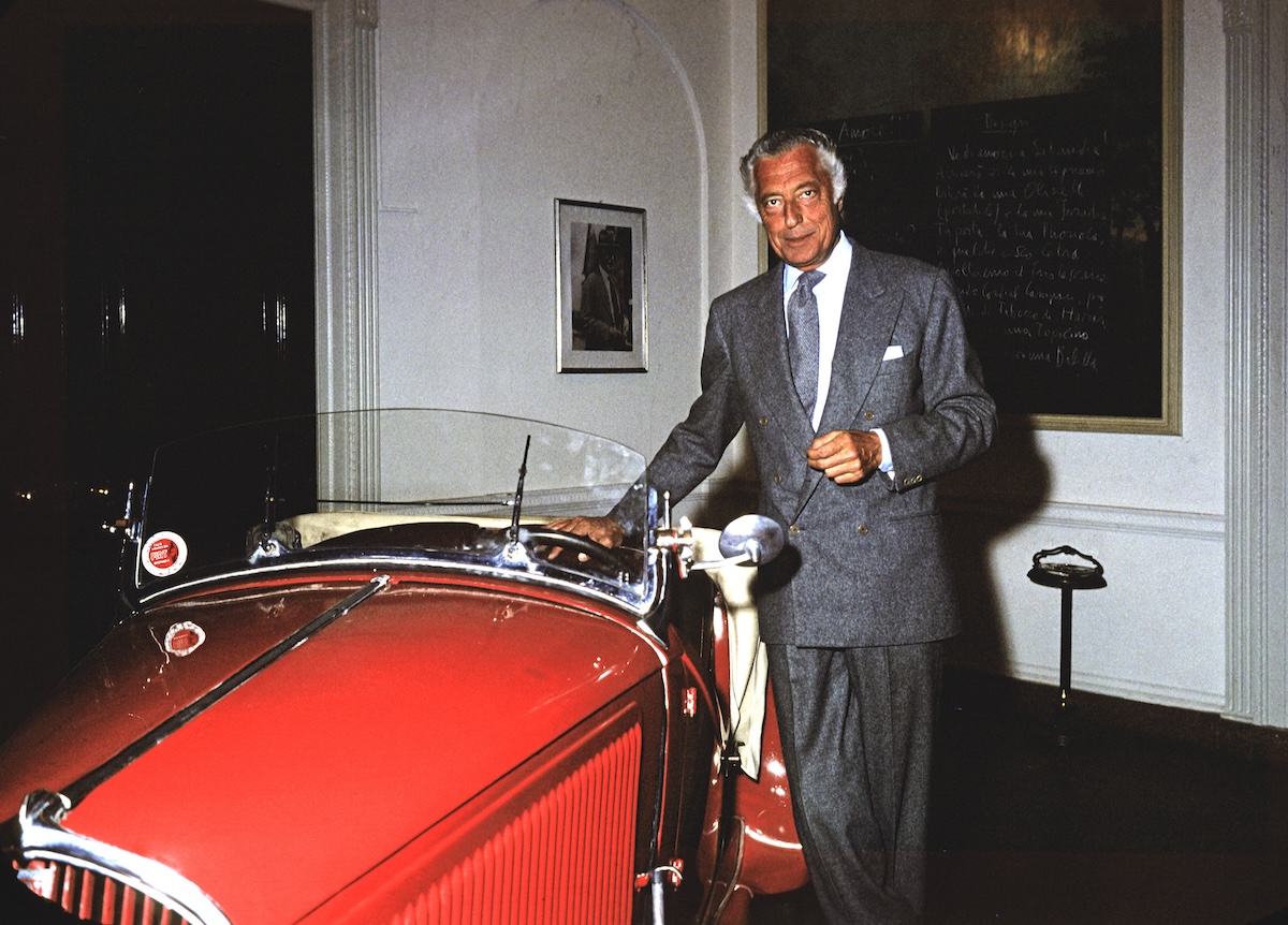 Una foto di Gianni Agnelli con la sua tipica giacca doppipetto 6x1 a New York nel 1975