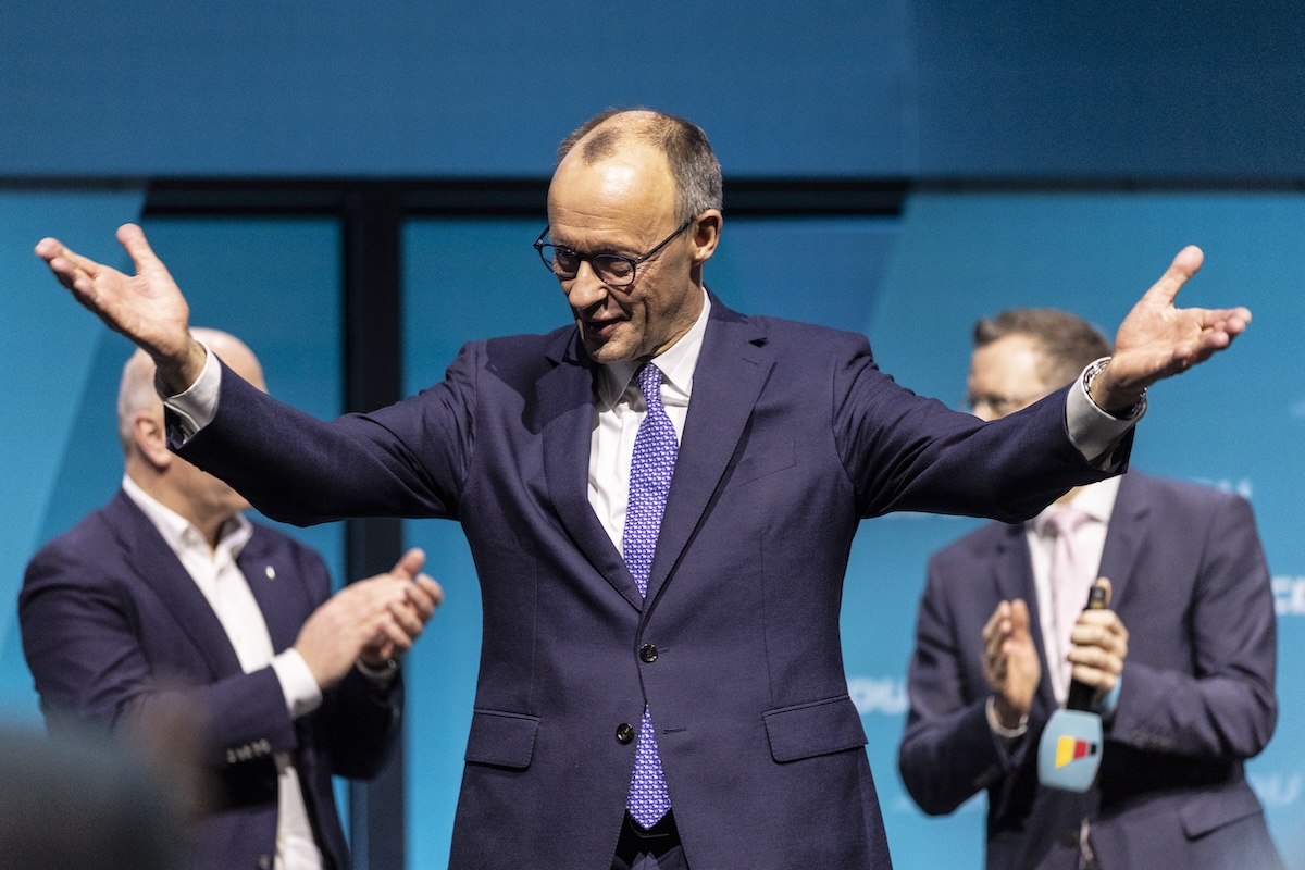Una foto di Friedrich Merz con una giacca a due bottoni, quando ancora doveva vincere, Berlino, 20 febbraio 2025(Maja Hitij/Getty Images)