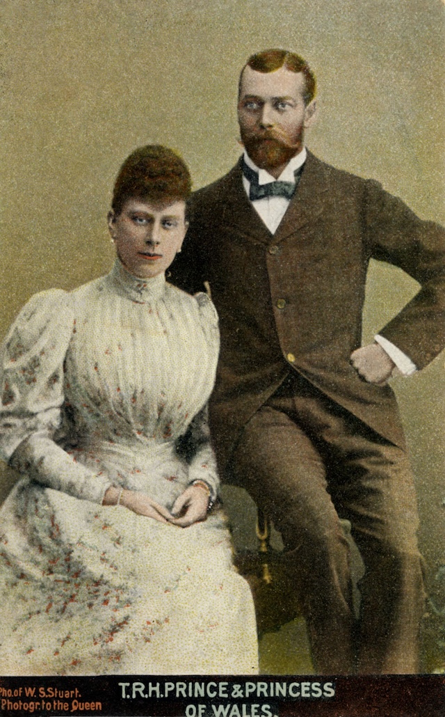 Una cartolina di Edoardo VII con la moglie, Alessandra di Danimarca, quando ancora chiudeva tutti i bottoni della giacca(Culture Club/Getty Images)