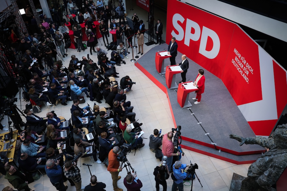 La conferenza stampa di Lars Klingbeil, Olaf Scholz e Saskia Esken dopo le elezioni, il 24 febbraio a Berlino 