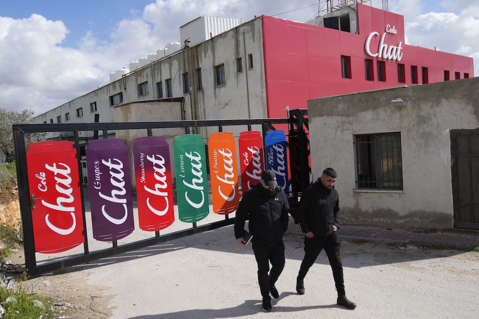Dipendenti fuori dall'impianto produttivo della Chat Cola a Salfit, in Cisgiordania, il 13 febbraio 2025