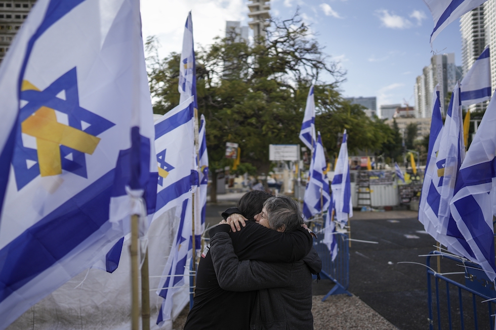 Due donne si abbracciano a Tel Aviv, il 20 febbraio 2025
