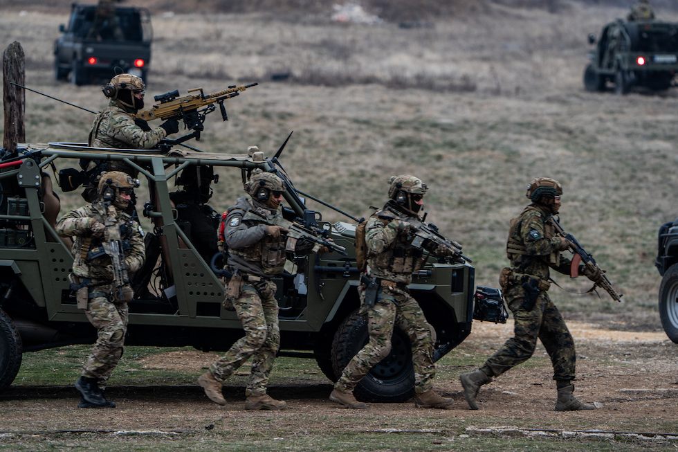 Soldati spagnoli e bulgari durante un'esercitazione NATO del febbraio 2025