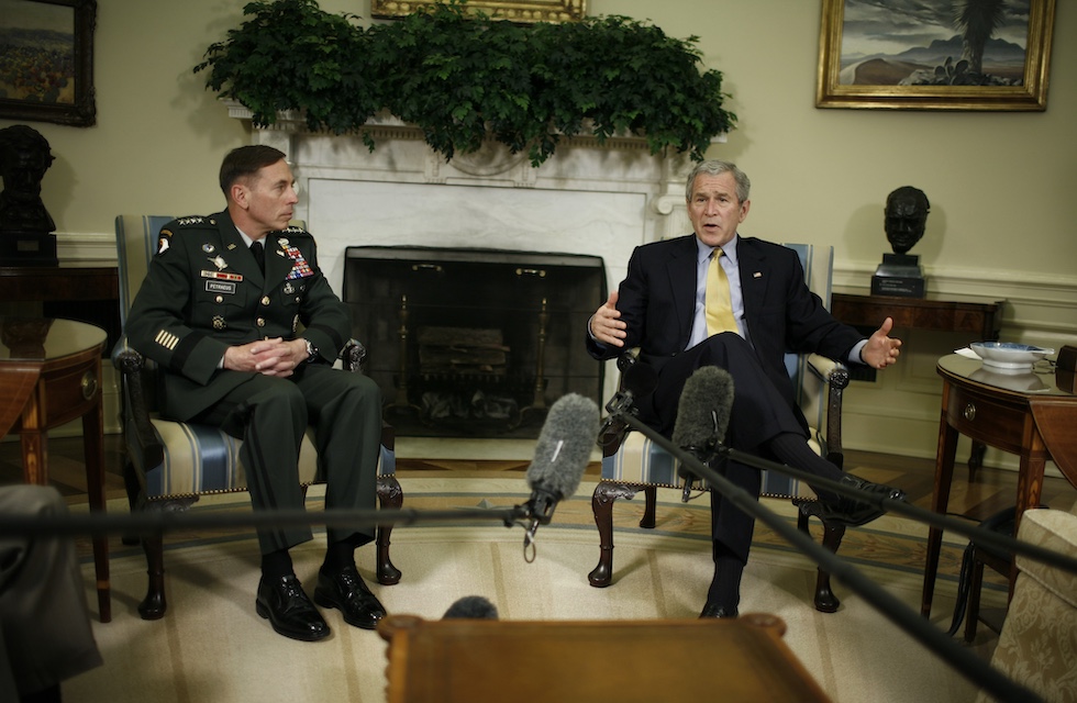 George W. Bush alla Casa Bianca con il generale David Petraeus, capo della missione militare internazionale in Iraq, nel 2007 