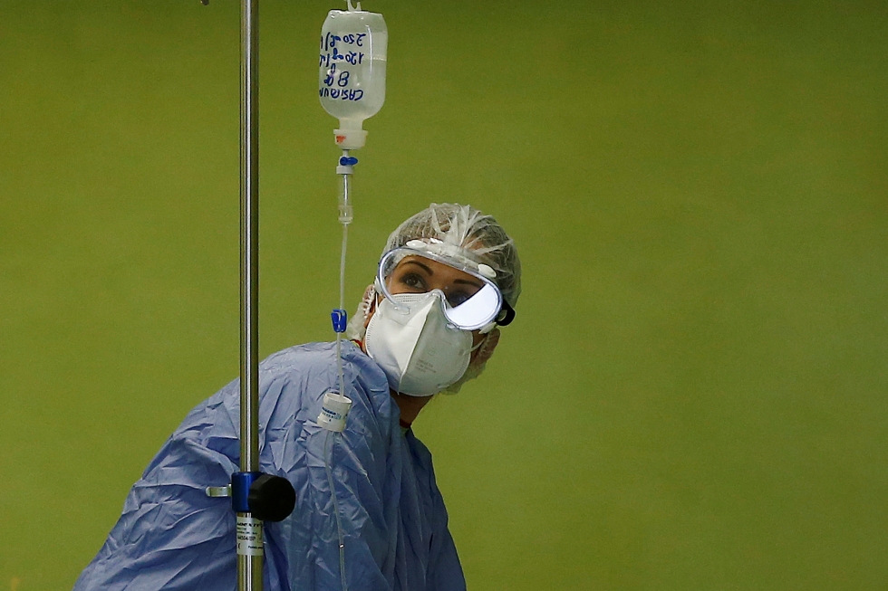 foto di un'infermiera che somministra cure anti covid