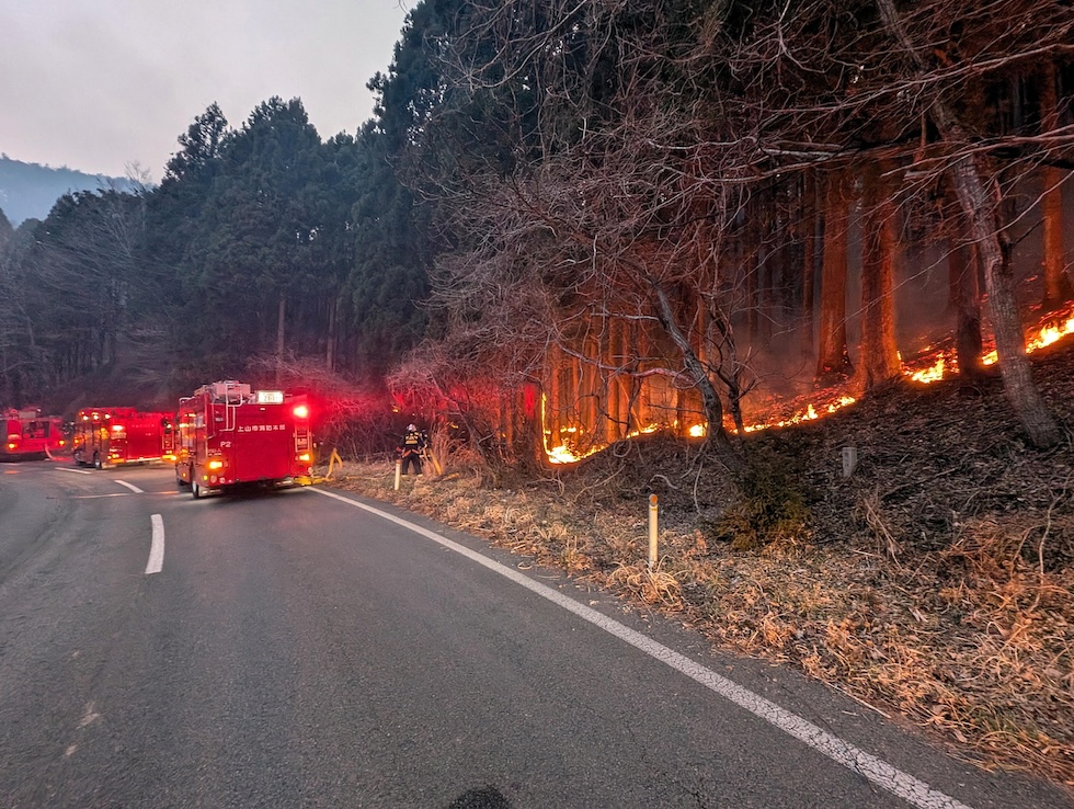Un camion dei vigili del fuoco cerca di spegnere l'incendio nella città di Ofunato, 2 marzo 2025