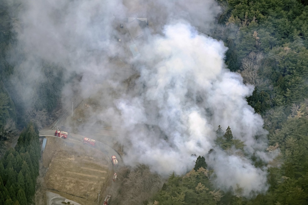 Una foto aerea delle foreste ricche di conifere attorno a Ofunato, 3 marzo 2025